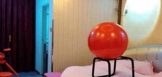 星空体育app下载官方旅店情侣套房中的“圆球”有甚么用？前台小妹：趁着还年青多用(图2)